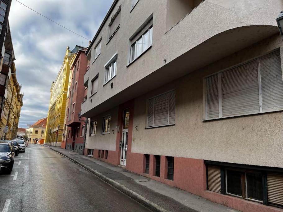 Downtown Studio Apartman Pécs Eksteriør billede